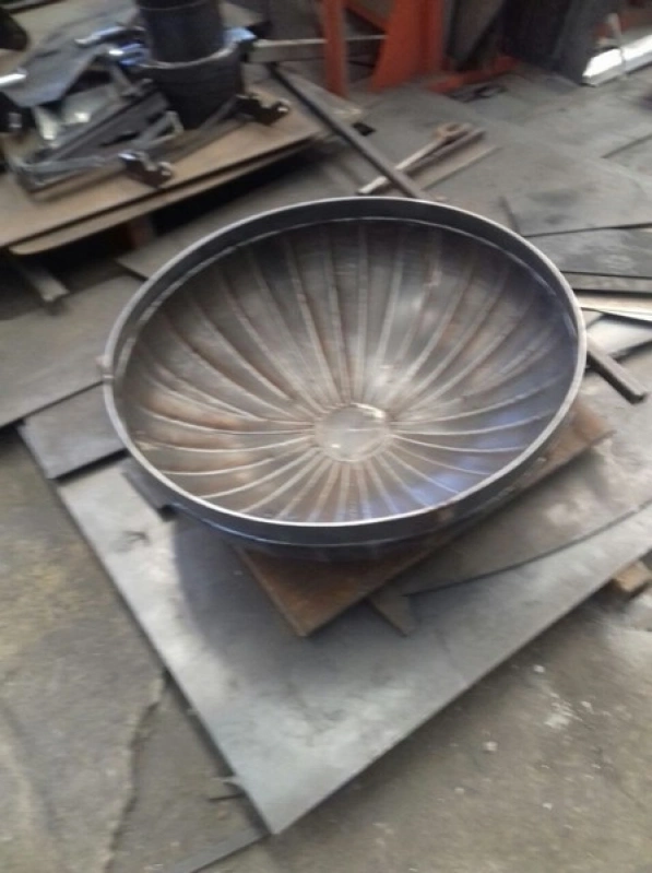 corte guilhotina e dobra de aço carbono