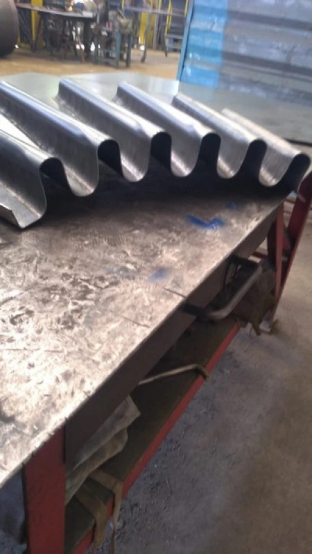 corte guilhotina e dobra em aluminio