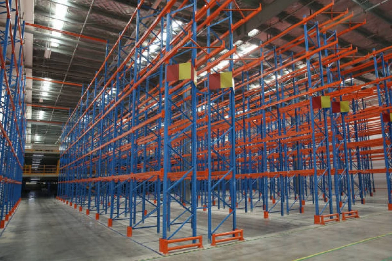rack metálico com rodas