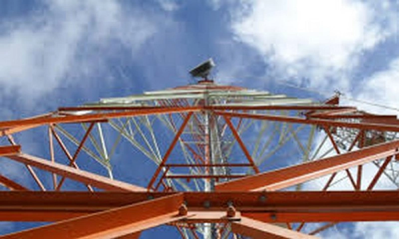 torre autosuportada triangular de transmissão de energia